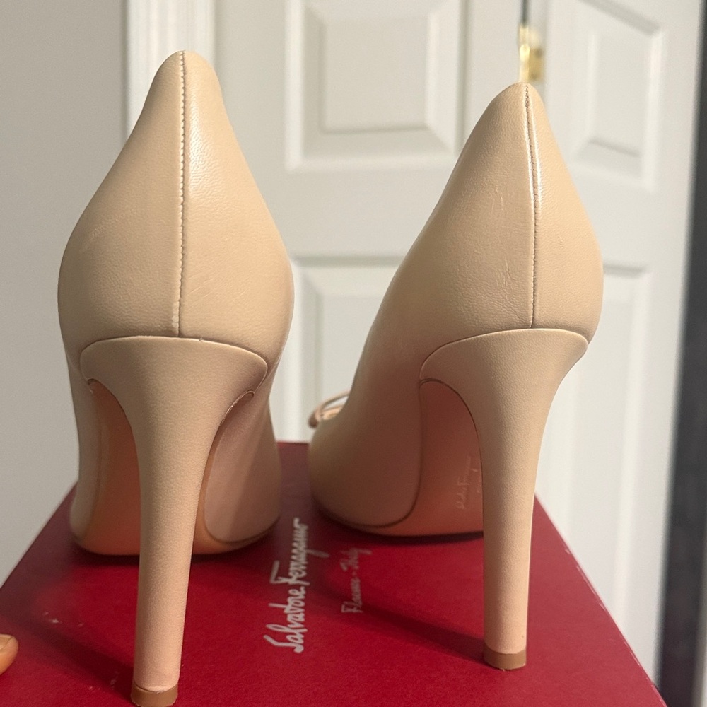 Salvatore Ferragamo Cream Pointed-Toe Varina Bow Flats - Picture 6 of 7